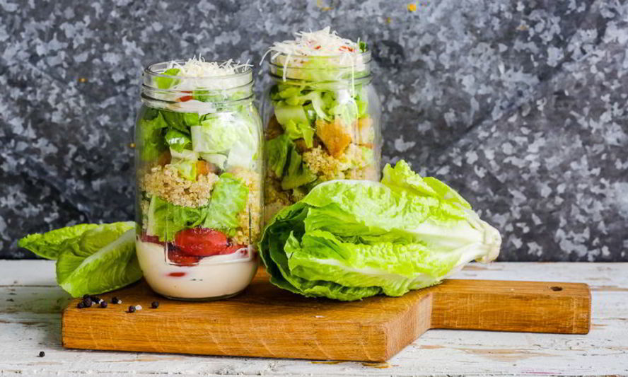 Рецепт салата цезарь с киноа в банке