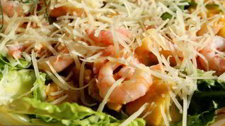 Салат цезарь с креветками без майонеза