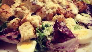 Салат Цезарь с креветками и перепелиными яйцами