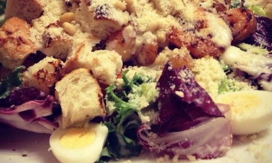 Рецепт салата цезарь с креветками и перепелиными яйцами