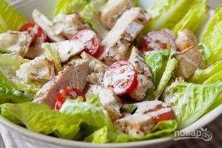 Салат Цезарь с крутонами