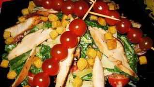 Салат Цезарь с курицей и беконом