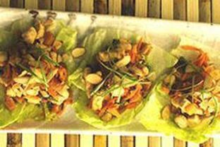 Салат Цезарь с курицей и черешней