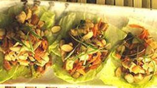 Салат Цезарь с курицей и черешней