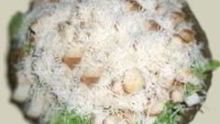 Салат Цезарь с курицей и домашними сухариками