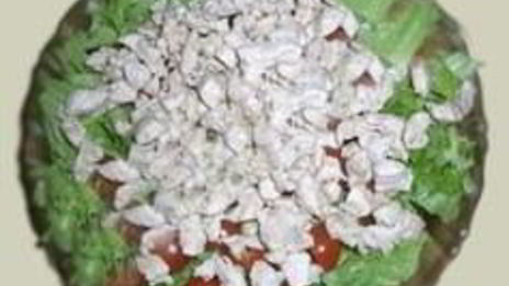 салат цезарь с курицей и домашними сухариками