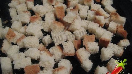 салат цезарь с курицей и домашними сухариками