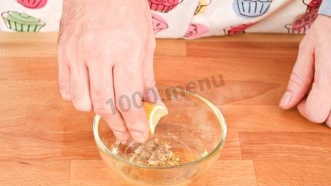 салат цезарь с курицей и домашними сухариками