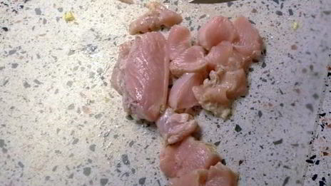 салат цезарь с курицей и пармезаном