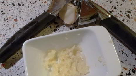 салат цезарь с курицей и пармезаном