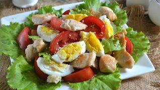 Салат Цезарь с курицей и сухариками