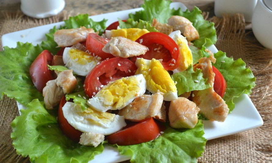 Рецепт салата цезарь с курицей и сухариками