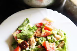 Салат Цезарь с курицей, овощами и сыром