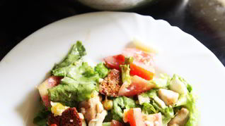 Салат Цезарь с курицей, овощами и сыром