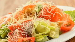 Салат Цезарь с лососем