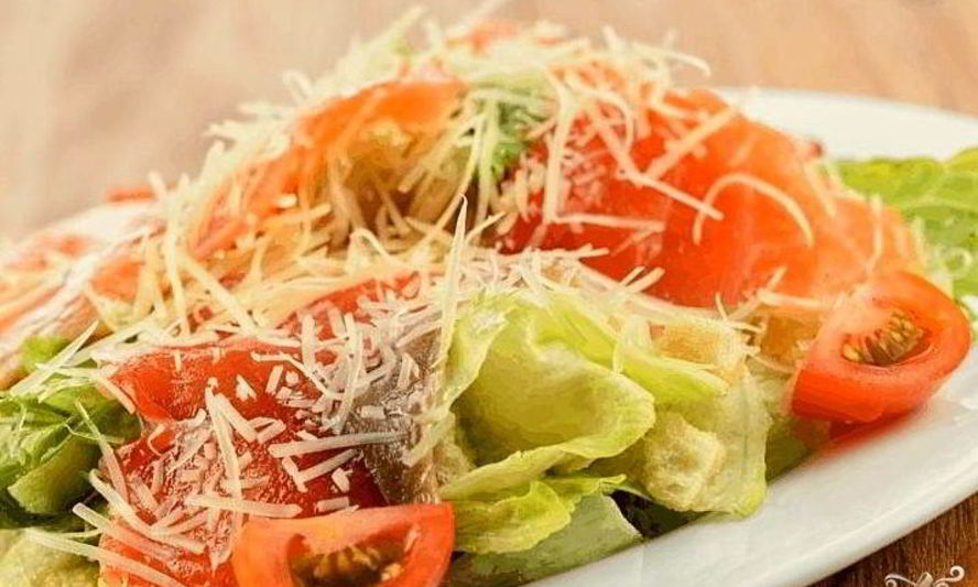 Рецепт салата цезарь с лососем