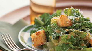 Салат Цезарь с маринованной обжаренной куриной грудкой и классической заправкой с вустерширским соусом