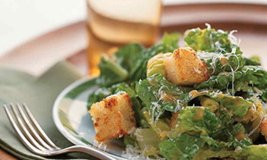 Рецепт салата цезарь с маринованной обжаренной куриной грудкой и классической заправкой с вустерширским соусом