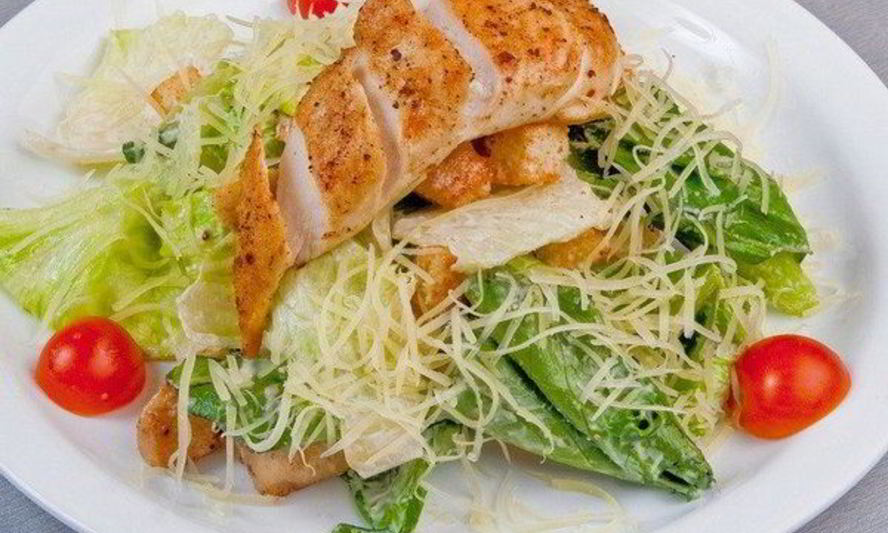 Рецепт салата цезарь с медовым куриным филе