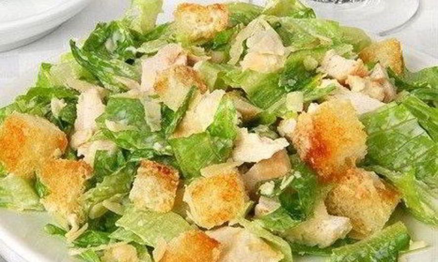 Рецепт салата цезарь с огурцами и маслинами