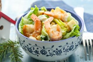 Салат Цезарь с разными добавками