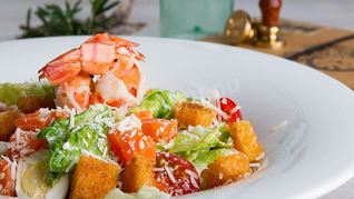 Салат цезарь с семгой и креветками