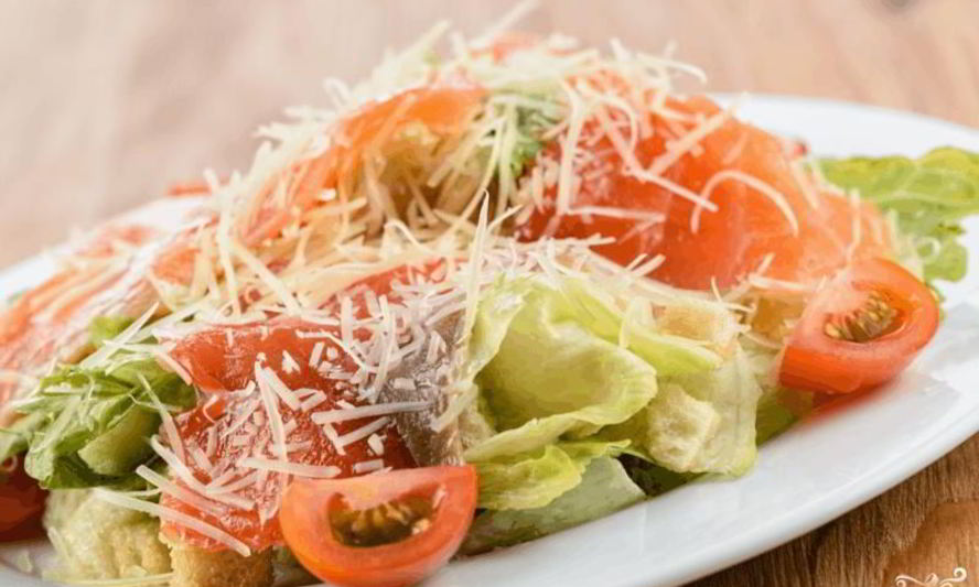 Рецепт салата цезарь с семгой