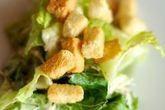 Салат Цезарь с сухариками