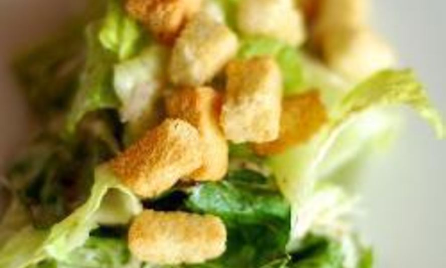 Рецепт салата цезарь с сухариками