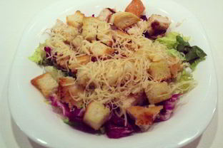 Салат Цезарь с сырным соусом