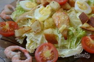 Салат Цезарь с жареной курицей и креветками
