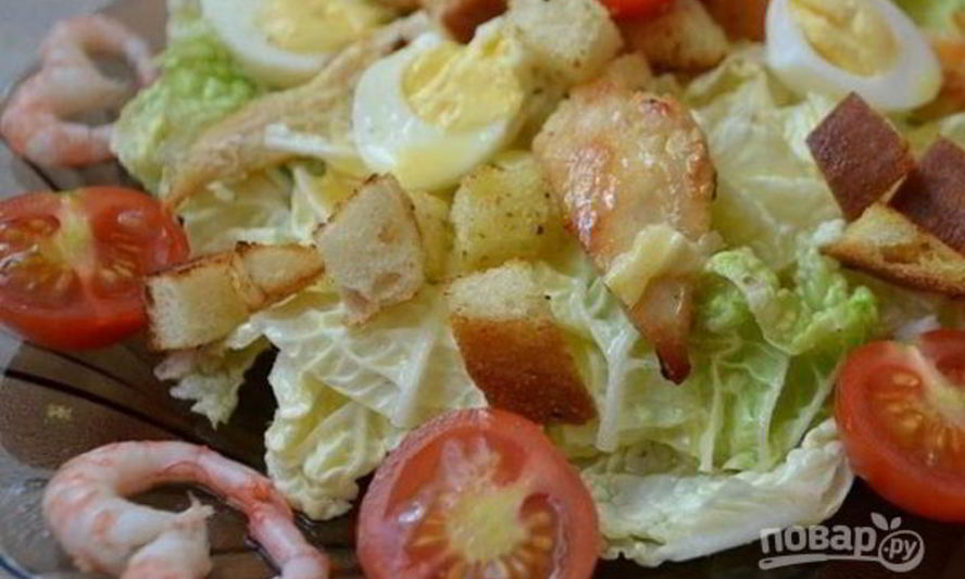 Рецепт салата цезарь с жареной курицей и креветками