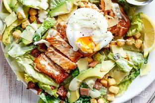 Салат Цезарь с жареной семгой и авокадо