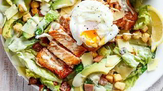 Салат Цезарь с жареной семгой и авокадо