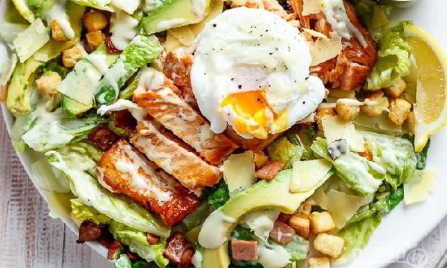 Рецепт салата цезарь с жареной семгой и авокадо