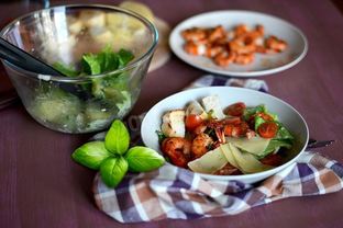 Салат цезарь с жареными креветками