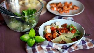 Салат цезарь с жареными креветками