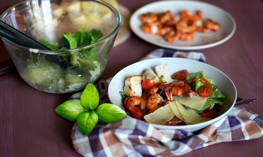 Рецепт салата цезарь с жареными креветками