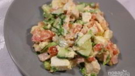 цезарь с курицей и сухариками