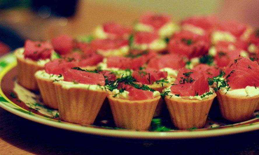 Рецепт салата в тарталетках с семгой