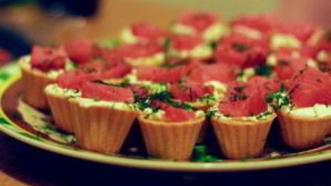 салат в тарталетках с семгой