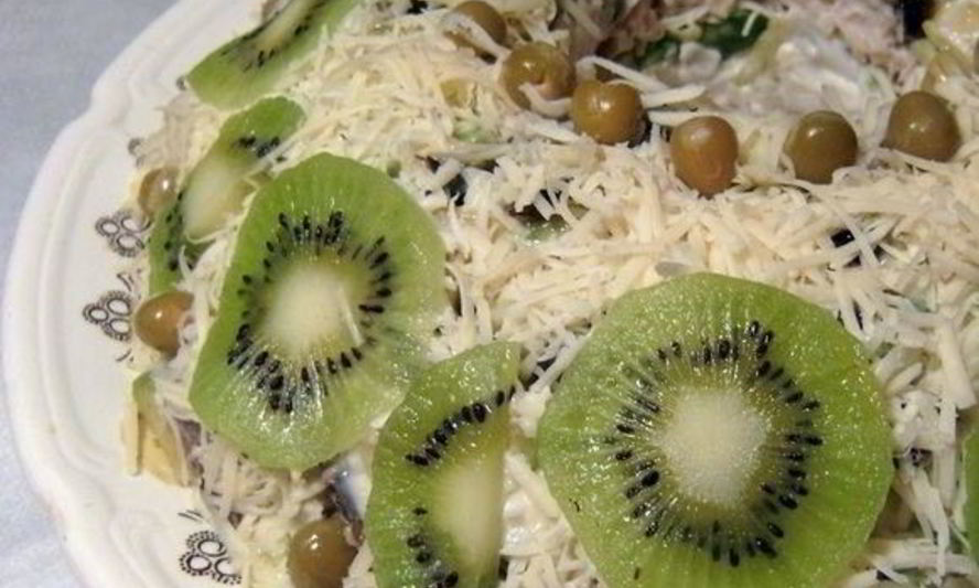 Рецепт слоеного куриного салата с грибами и авокадо