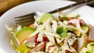 Сытный салат с копченой курицей и авокадо