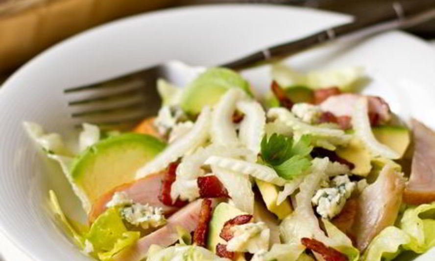 Рецепт сытного салата с копченой курицей и авокадо