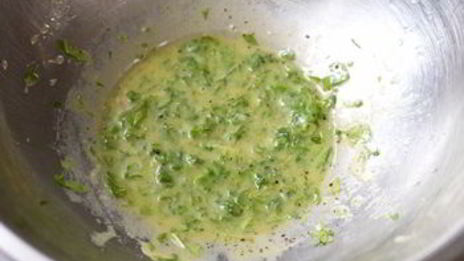 сытный салат с копченой курицей и авокадо