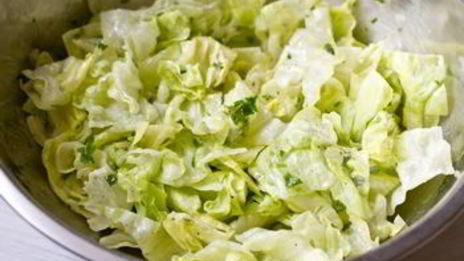 сытный салат с копченой курицей и авокадо