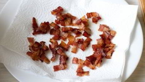 сытный салат с копченой курицей и авокадо