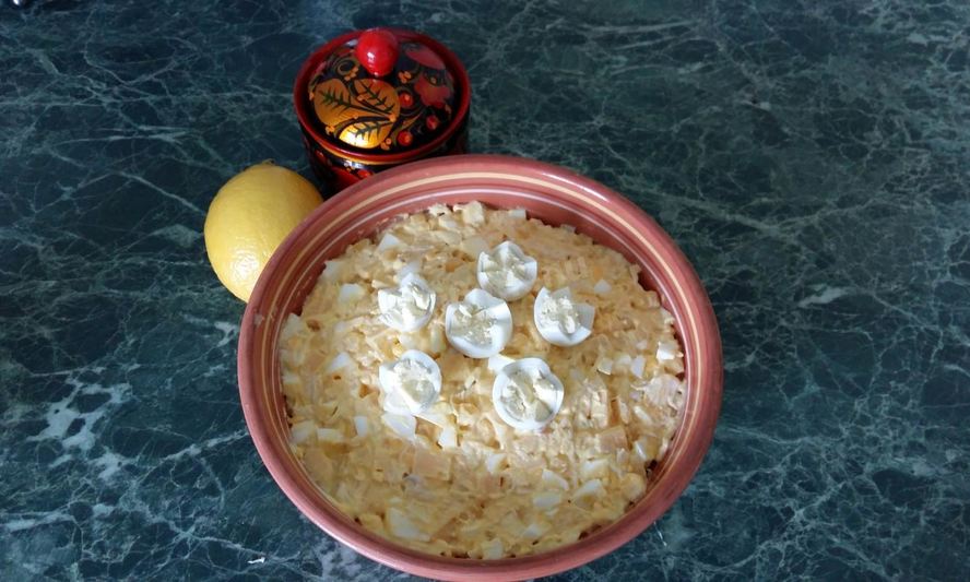 Рецепт сытного салата с вареными грудками и кукурузой