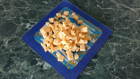 сытный салат с вареными грудками и кукурузой