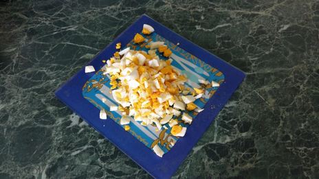 сытный салат с вареными грудками и кукурузой